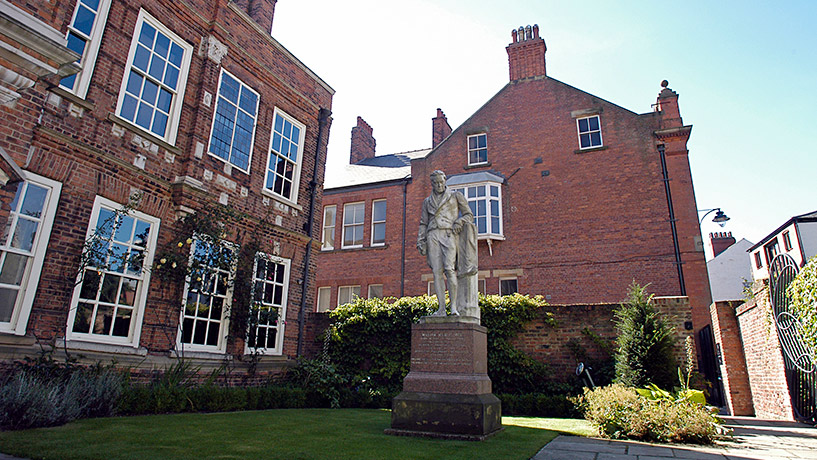 Wilberforce-House-and-Statue-cropped