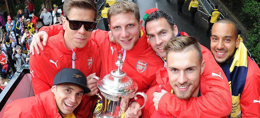 ben knapper with arsenal team on tour bus