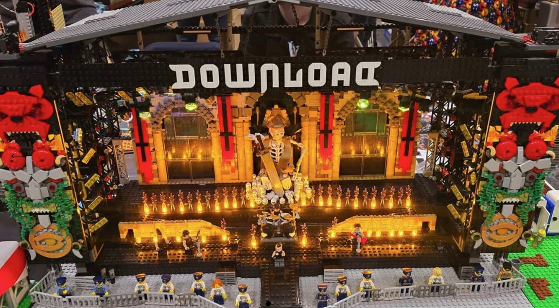 Lego display with download 
