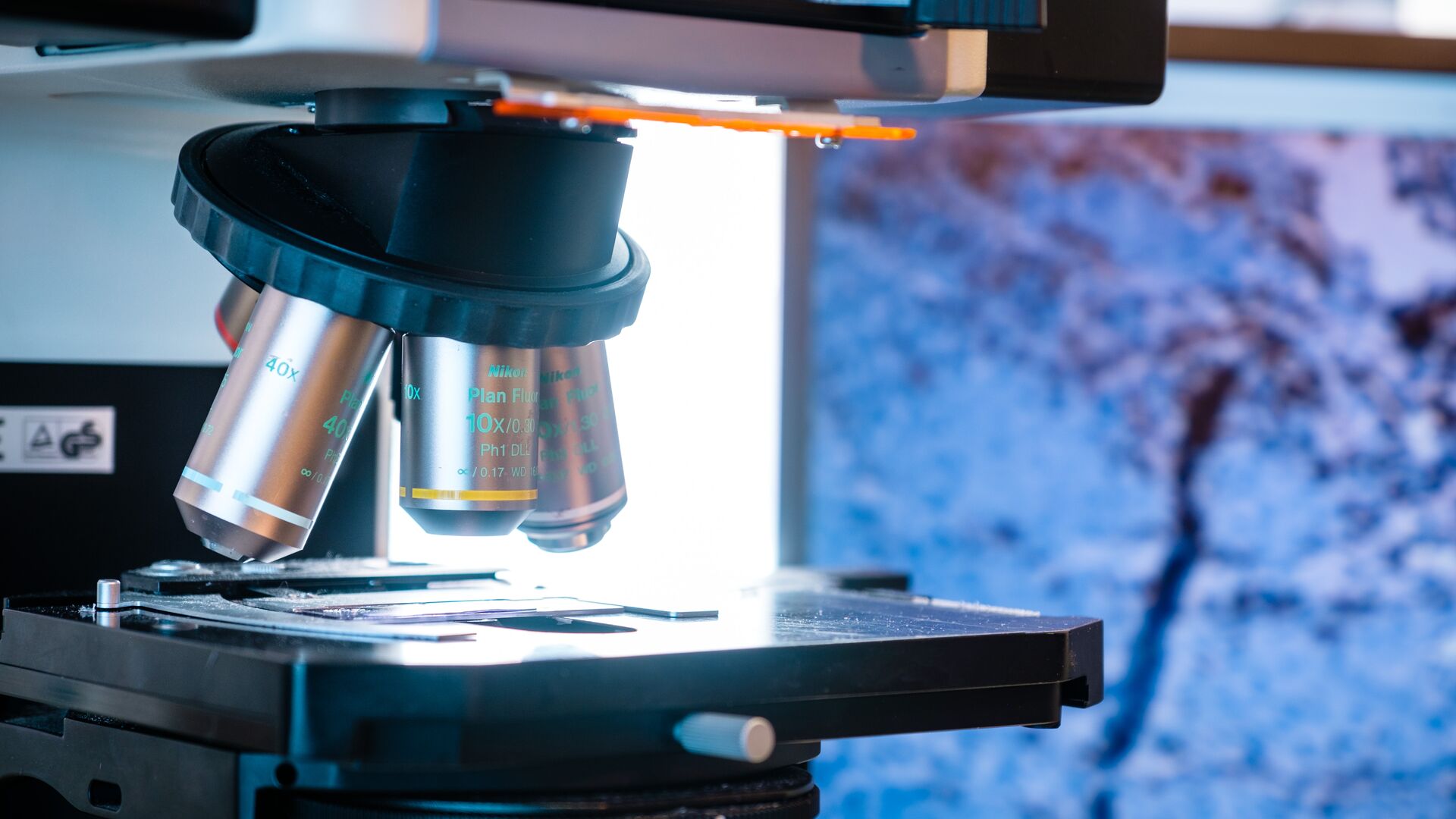 A biological research microscope lens