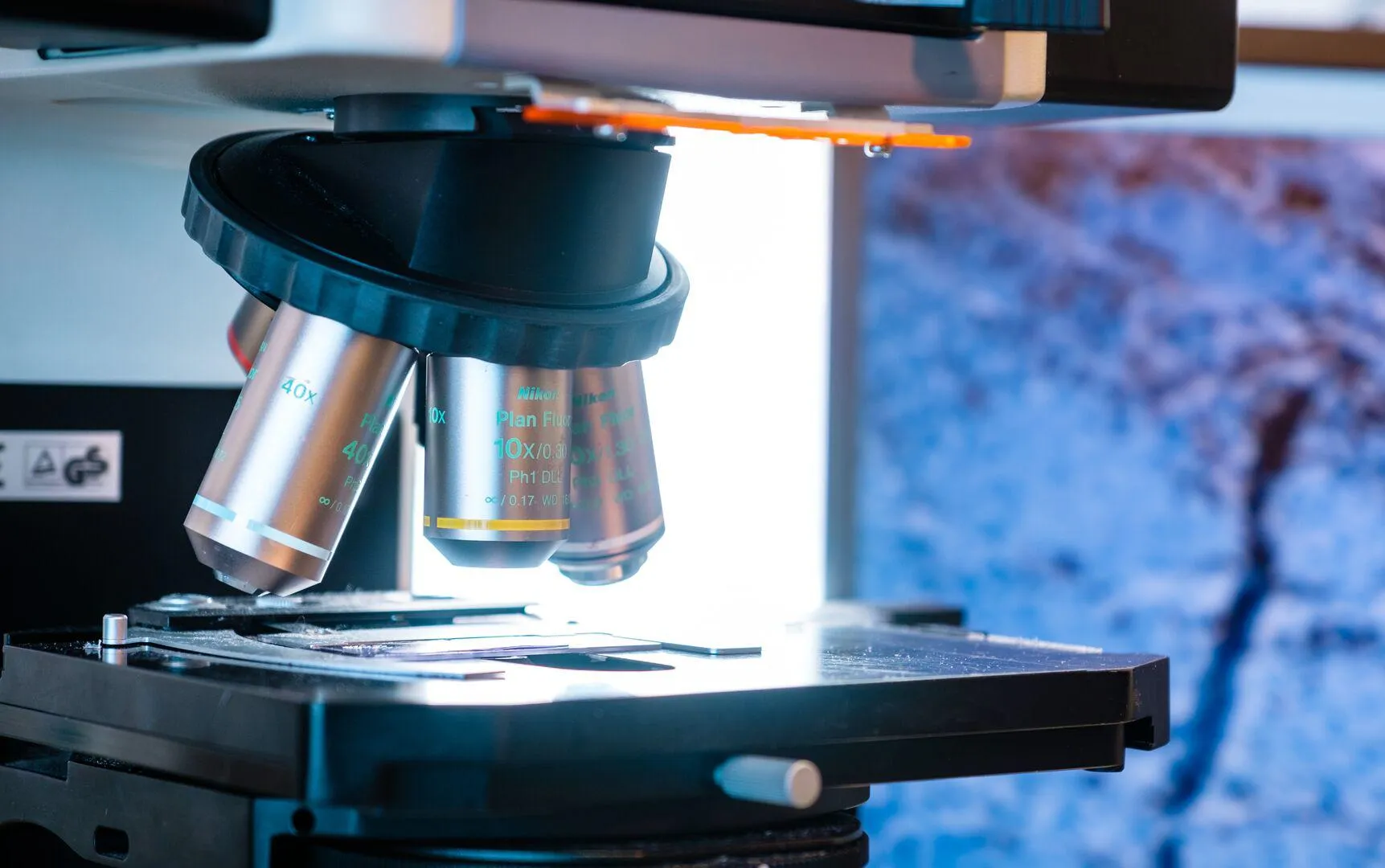 A biological research microscope lens