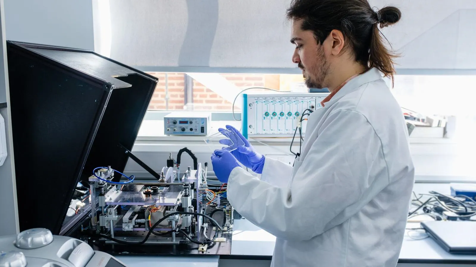 Biomedical Sciences student in the Allam Building Lab at the University of Hull