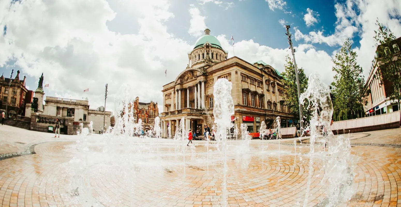 the city hall in hull city centre with fountains out the front