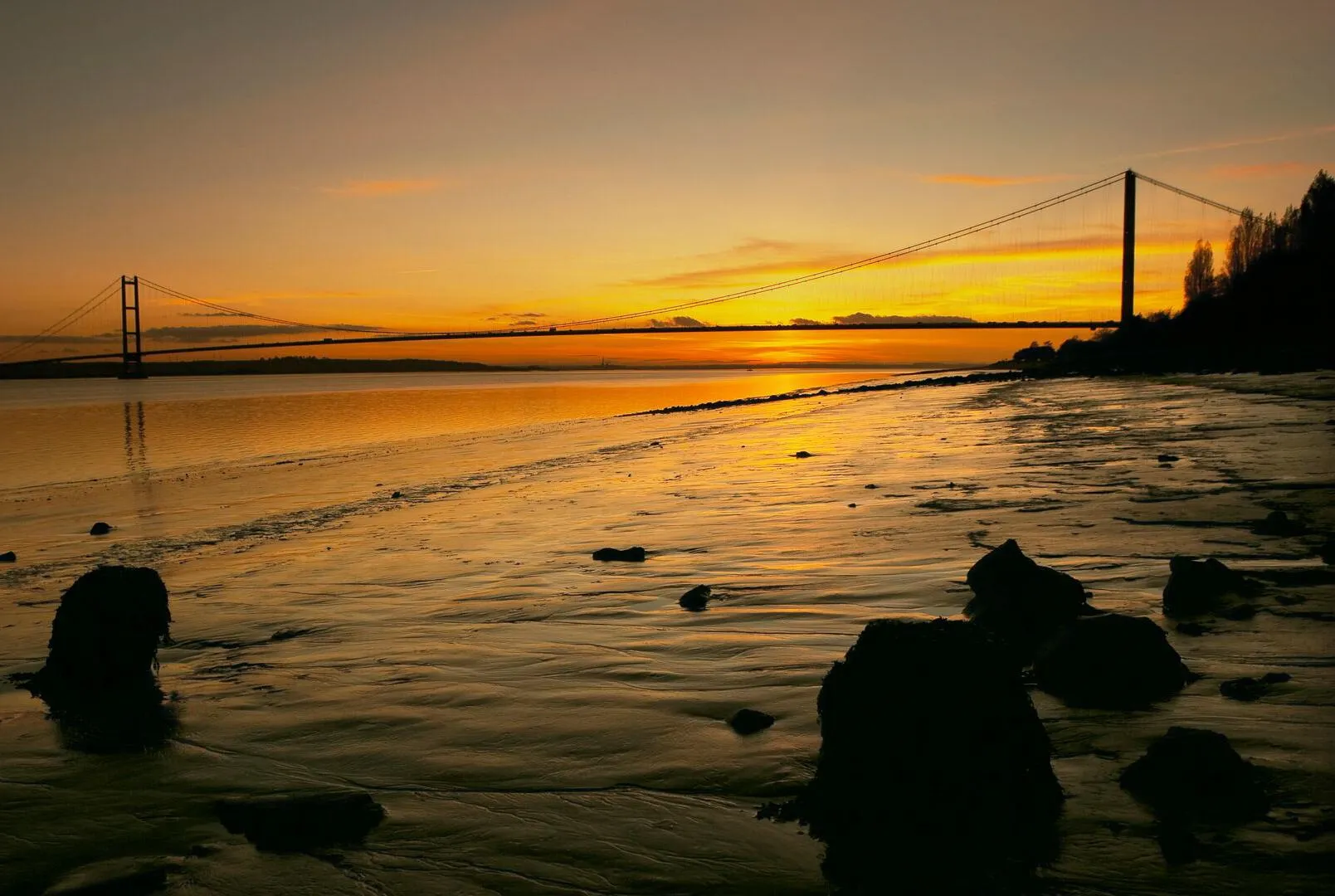 Sunset over the Humber Bridge near Kingston upon Hull, East Yorkshire, UK. Linking East Yorkshire and Lincolnshire