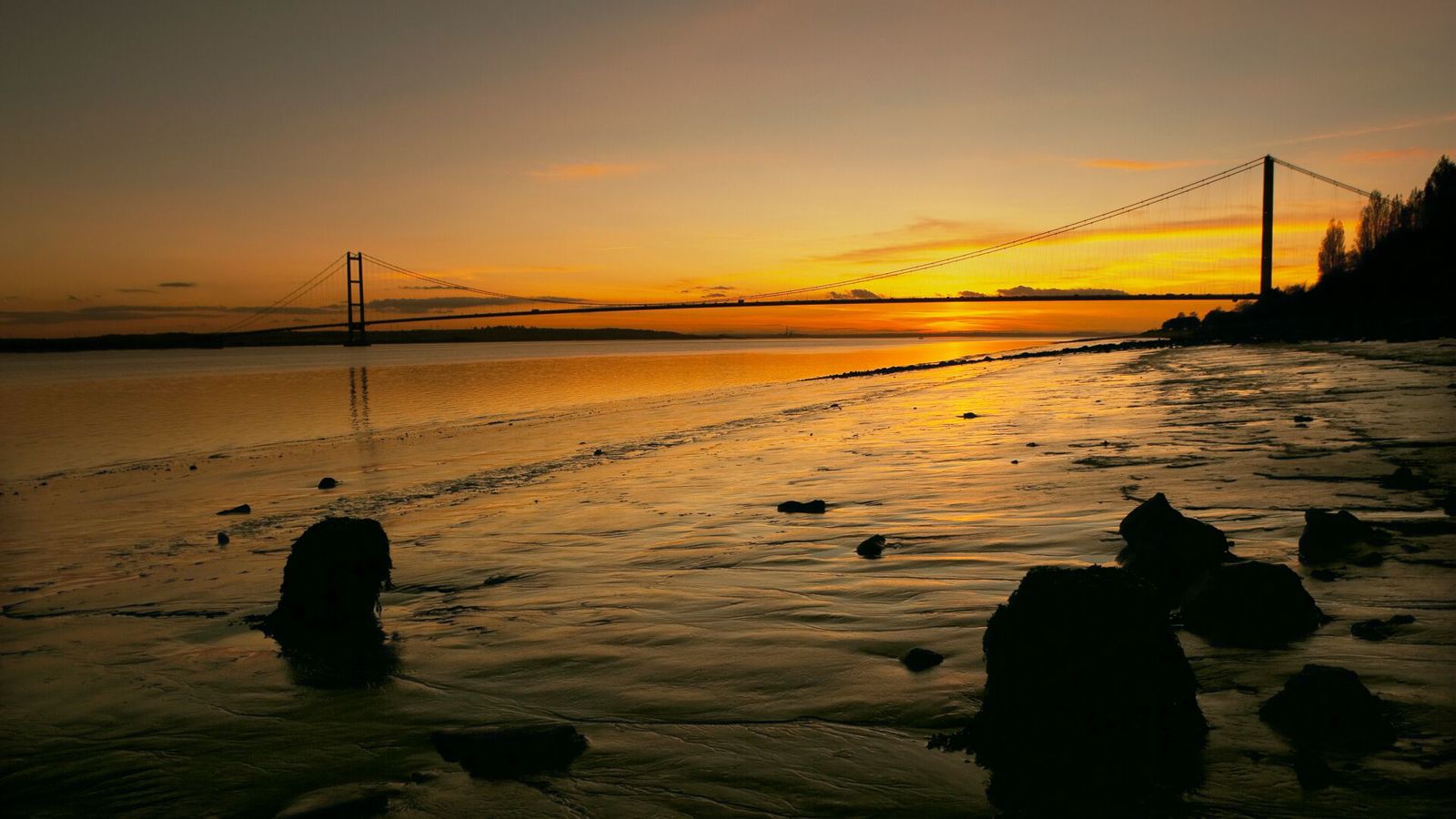 Sunset over the Humber Bridge near Kingston upon Hull, East Yorkshire, UK