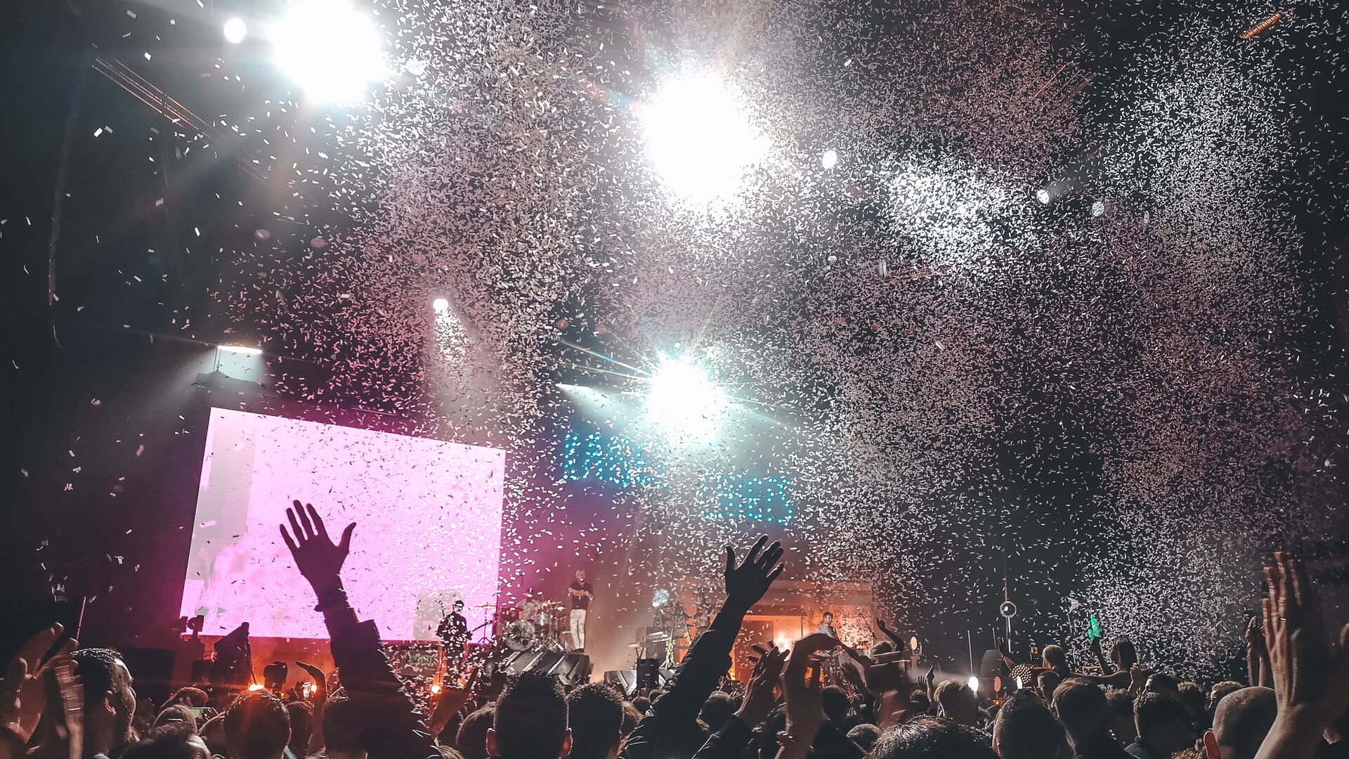 concert at Bonus arena with light blur and confetti in the air