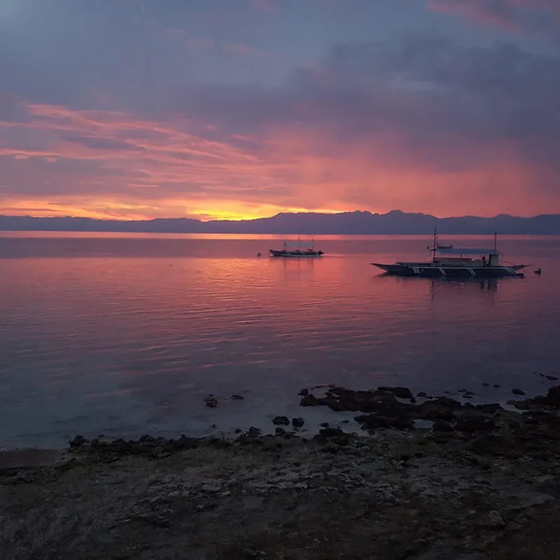 A Sunset_in Cebu, The Philippines by Tobyw87 via Wikimedia Commons