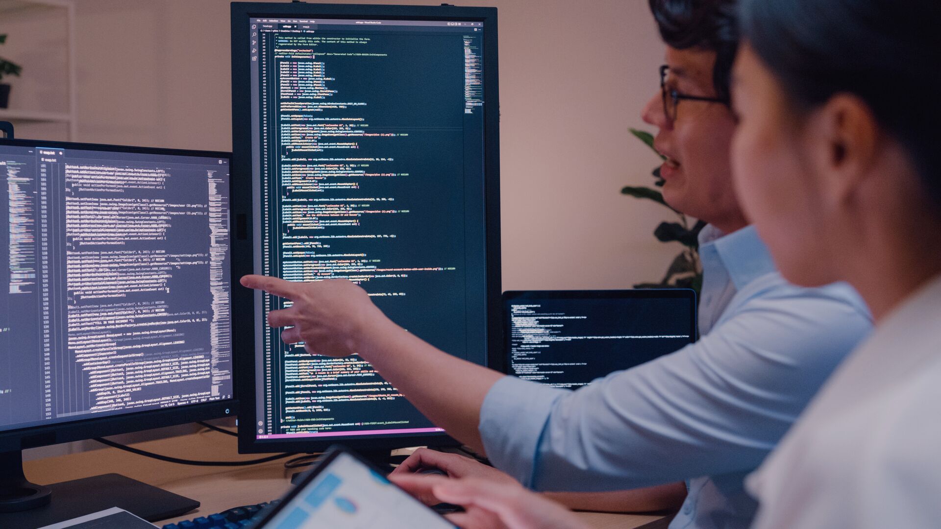 students reading code