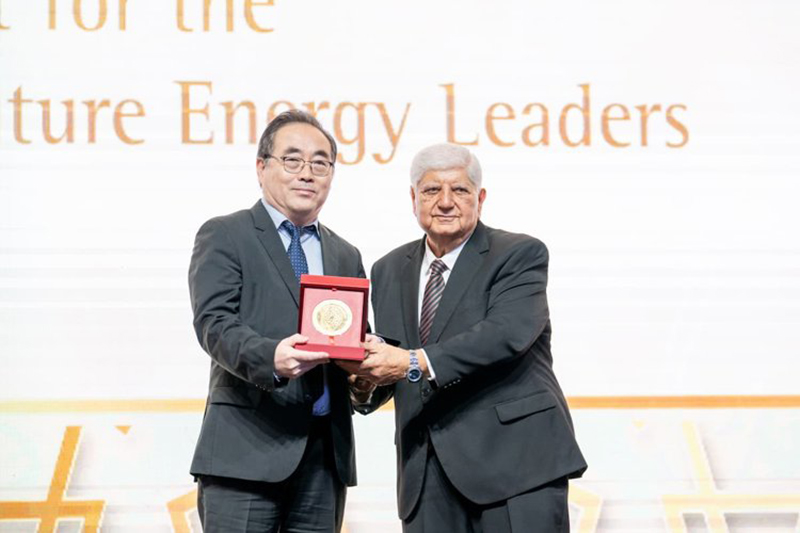 Professor Xudong Zhao receiving an award