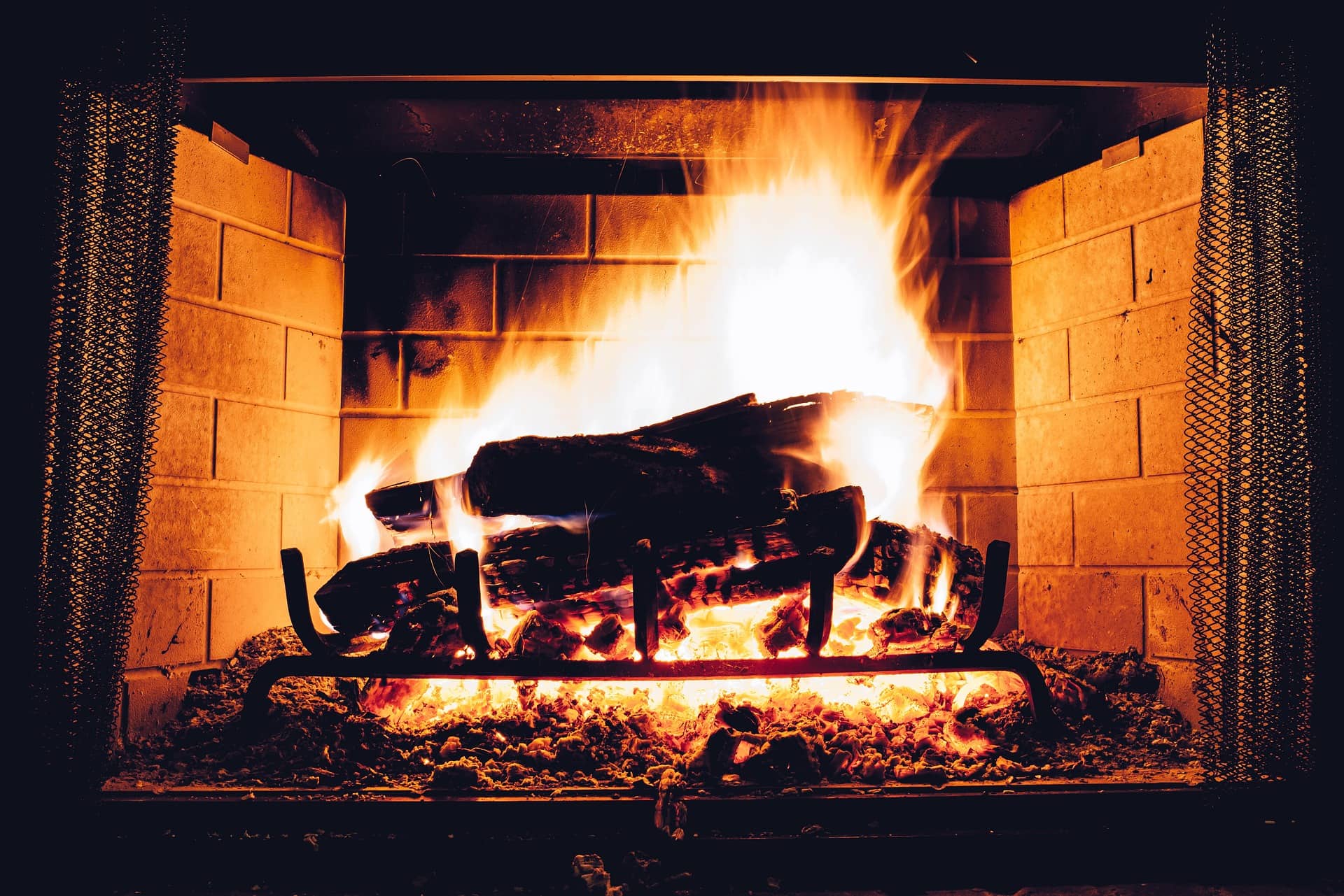 How a roaring log or coal fire this Christmas could be bad for your health | University of Hull