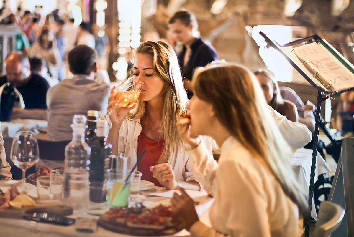 drinking-whilst-pregnant-in-a-restaurant