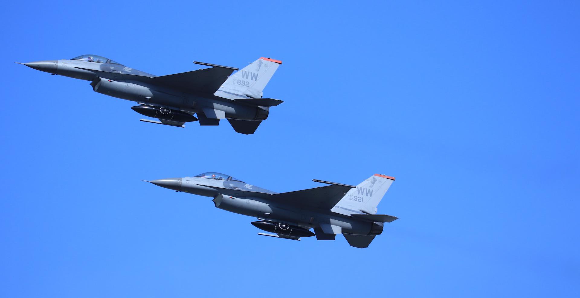 f16 fighting falcon planes